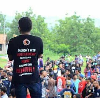 Mulai sekarang, kalo ada job ngemsi pake kaos komunitas lokal. Biar mereka yg expand setelahnya. Nih <a href="/rembangbeatbox/">Rembang Beatbox Clan</a>
