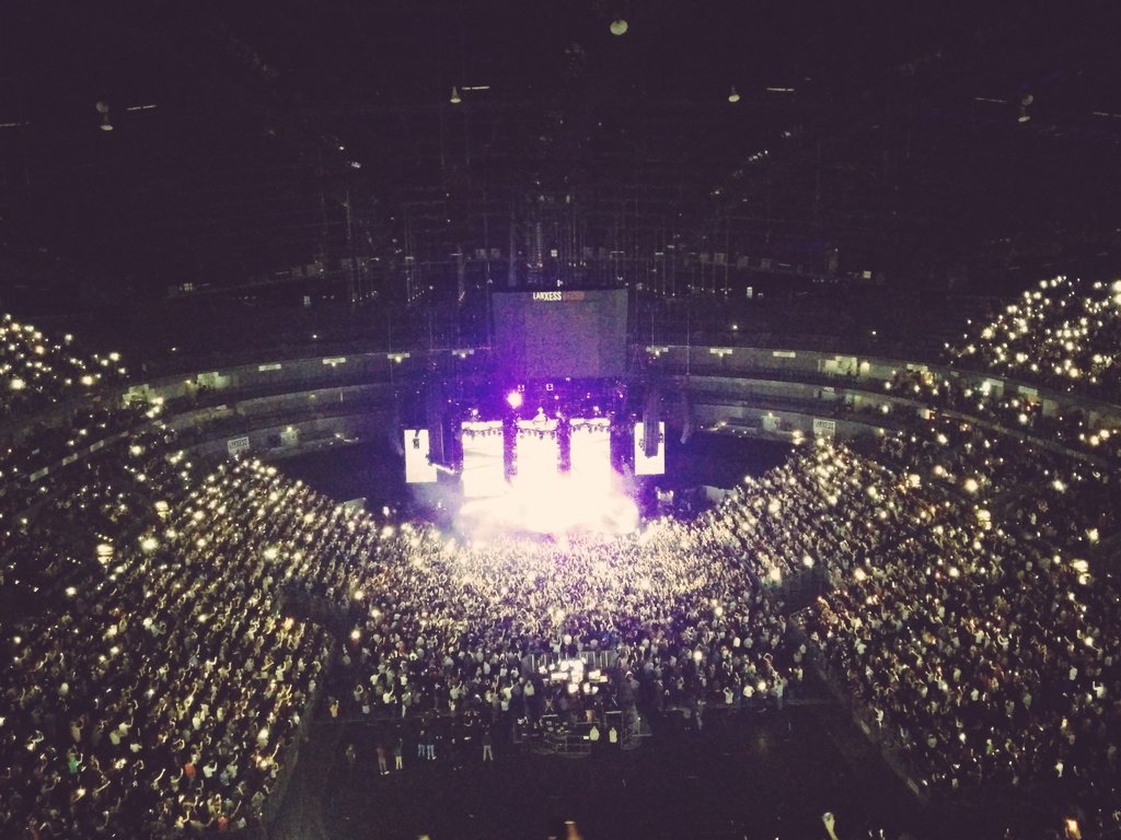 SkyIsDiving's tweet photo. Thank you @macklemore  and @RyanLewis for the best evening ever <3 https://t.co/WxpqCJFrf1