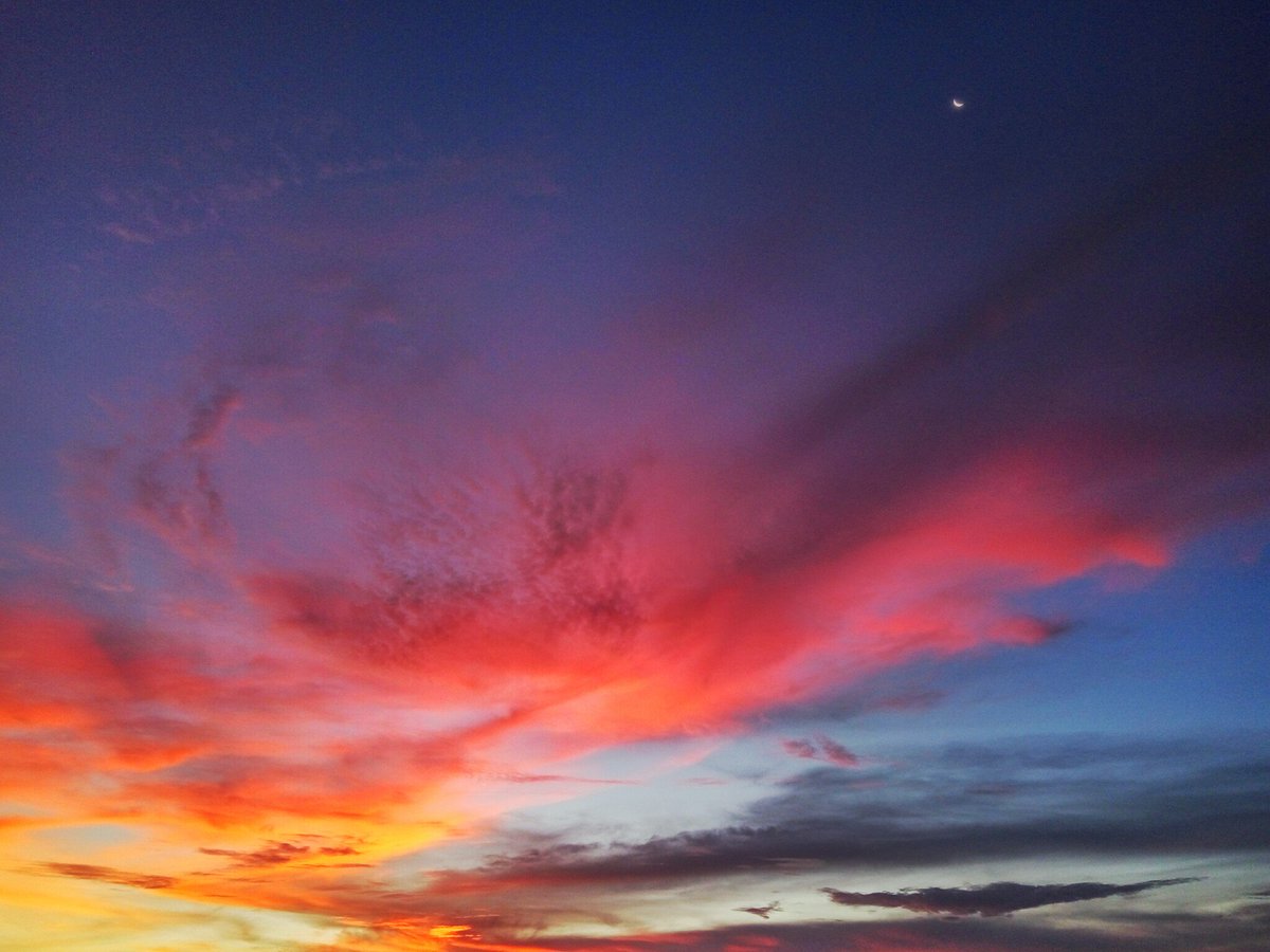 gandrasta's tweet photo. That tiny bright dot in the upper right corner is moon on Petitenget's mauve sky https://t.co/vs8RJ1yCTj