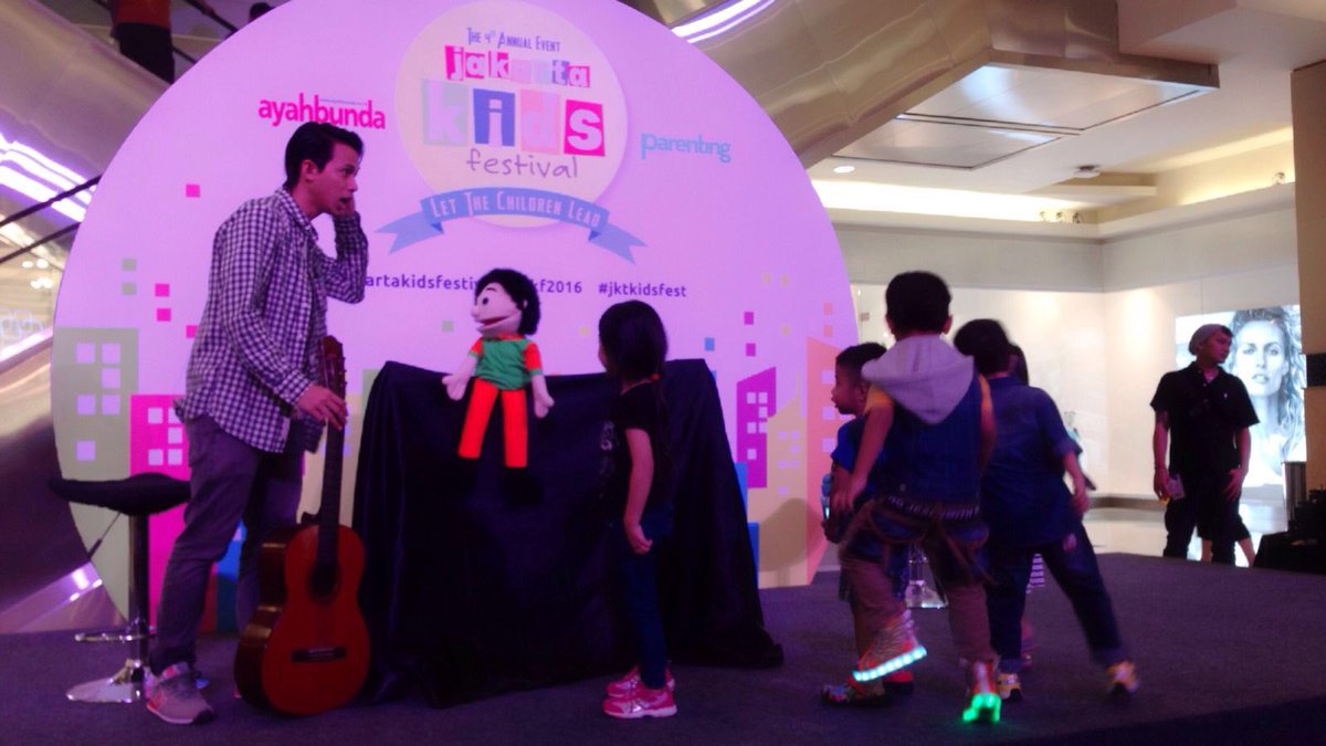 Dongeng bersama <a href="/RumahMainCikal/">Rumah Main Cikal</a> dg Kak Dida &amp; Kak Roland ttg boneka Tatang yang bangga jadi anak Indonesia #JKF2016