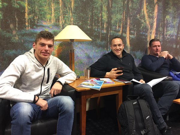 telegraaf's tweet photo. Max Verstappen op weg naar Australië https://t.co/JuugH6xCbb #F1 https://t.co/T9EYvNEKac
