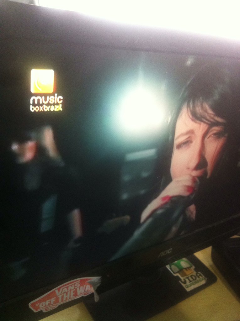 especttr0's tweet photo. Essa hora da manhã ta tocando @bandahatchi na music box Brasil https://t.co/aCcKcnOhEk