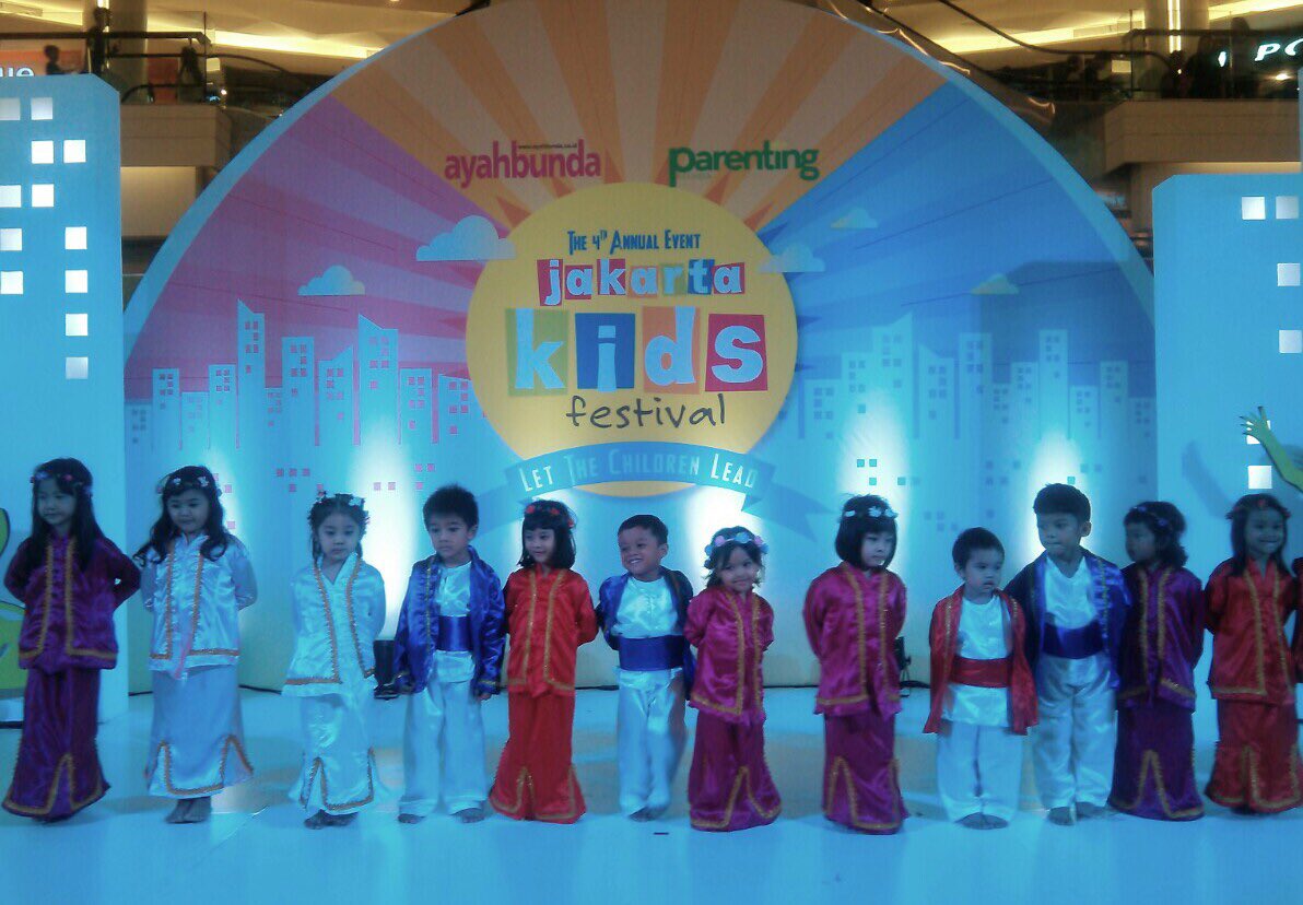 Penampilan menggemaskan dari KlabHauz Kids menyanyikan lagu dari Sabang sampai Merauke secara medley #JKF2016