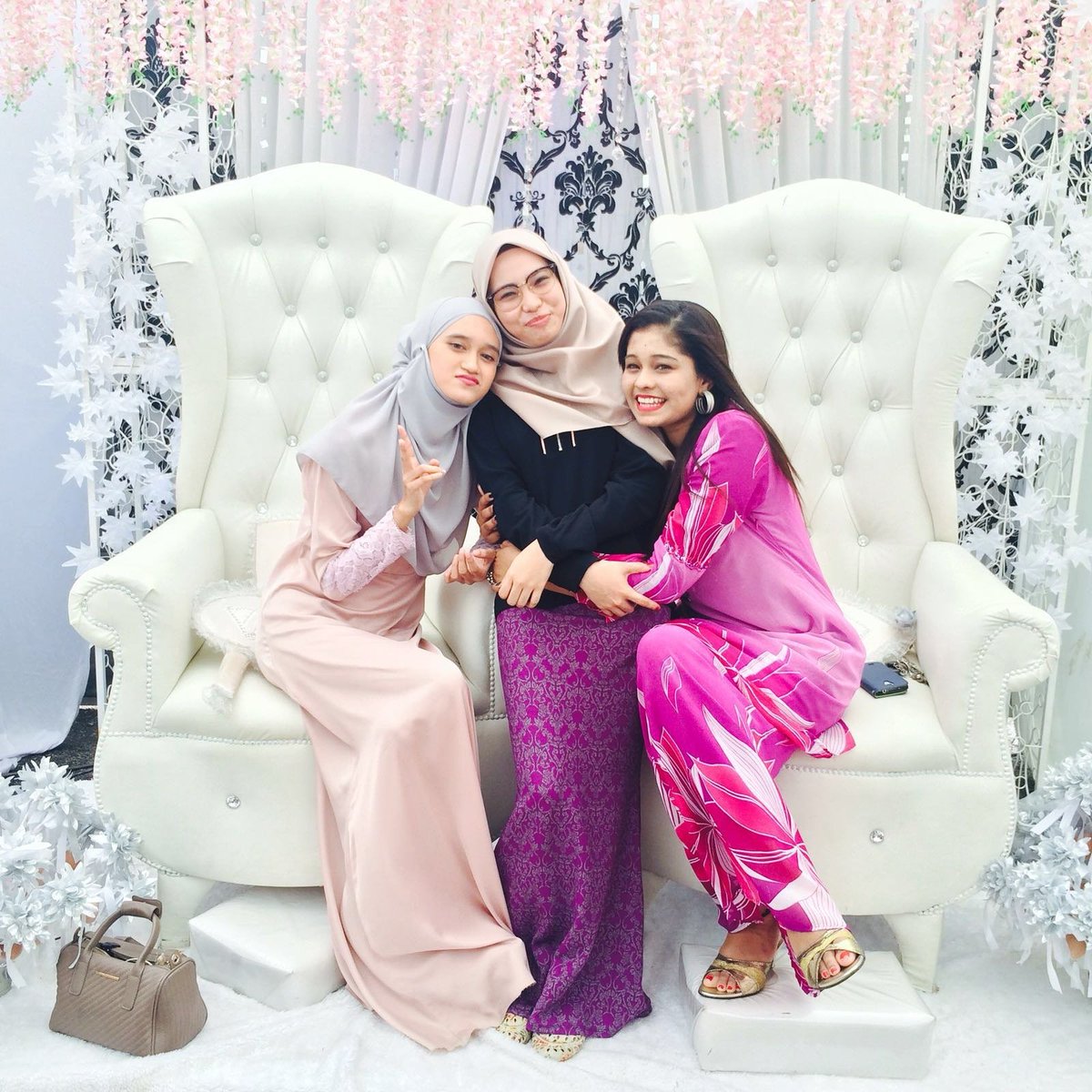 missdiva3095's tweet photo. Friends for life. 💕
#Collegemate #3yearsandstillcounting https://t.co/TVcerVJO6b