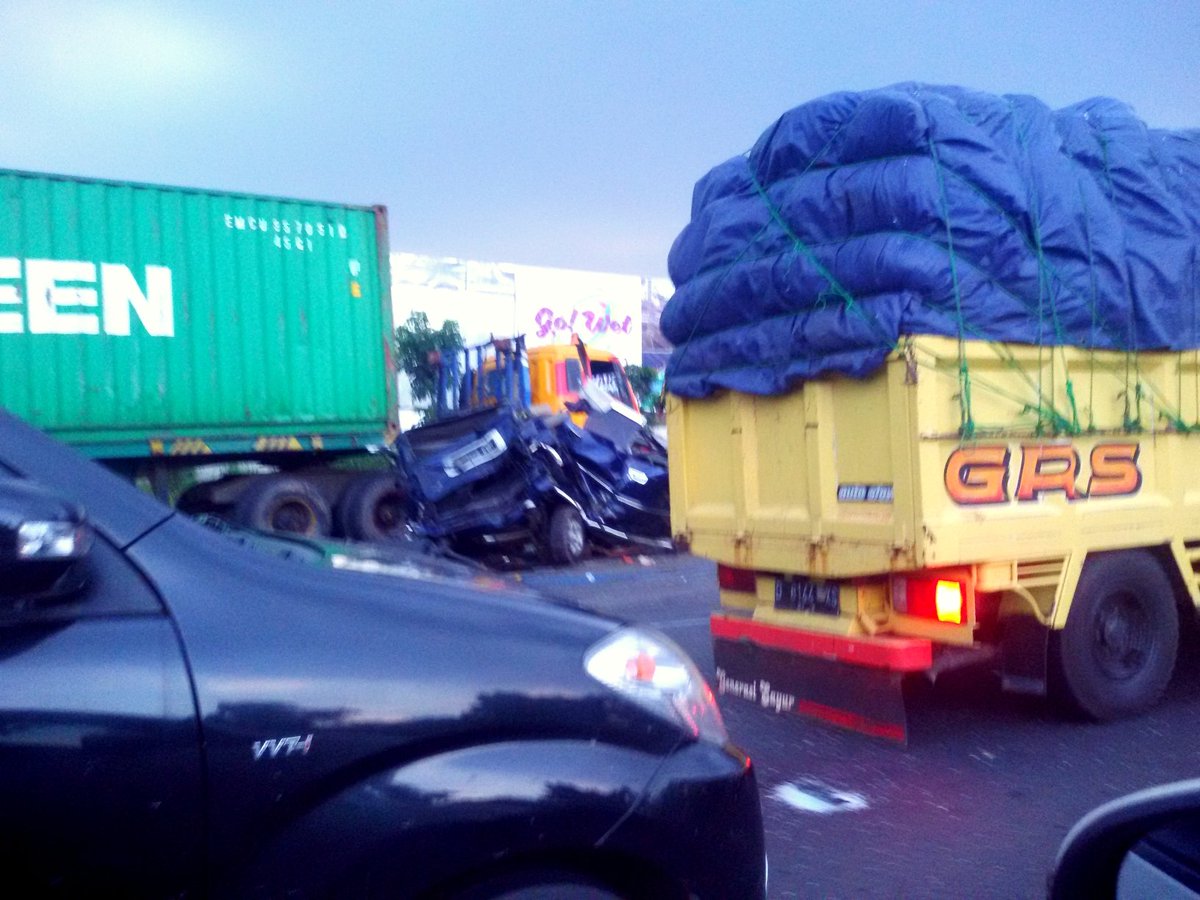 18:17 Kecelakaan beruntun di KM 21 Tol Tambun (arah ke Cawang), lalin tersendat &amp; msh penanganan #Polri.  <a href="/dhenisa/">dhenisa</a>