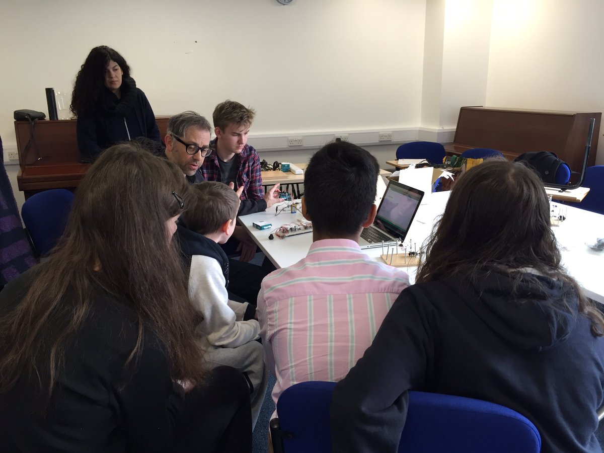 LizDobsonUoH's tweet image. .@D_Electronics_ stunning #gocompose workshop @HuddersfieldUni @soundandmusic composing with bed of nails &amp;amp; Arduino