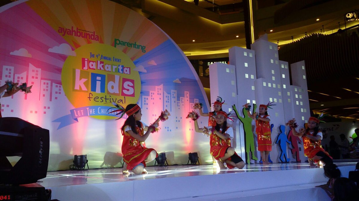 Penampilan terakhir #JKF2016 <a href="/KotaKasablanka/">Kota Kasablanka</a> adalah SD Gemala Ananda yg menampilkan Tari Burung Enggang yang indah