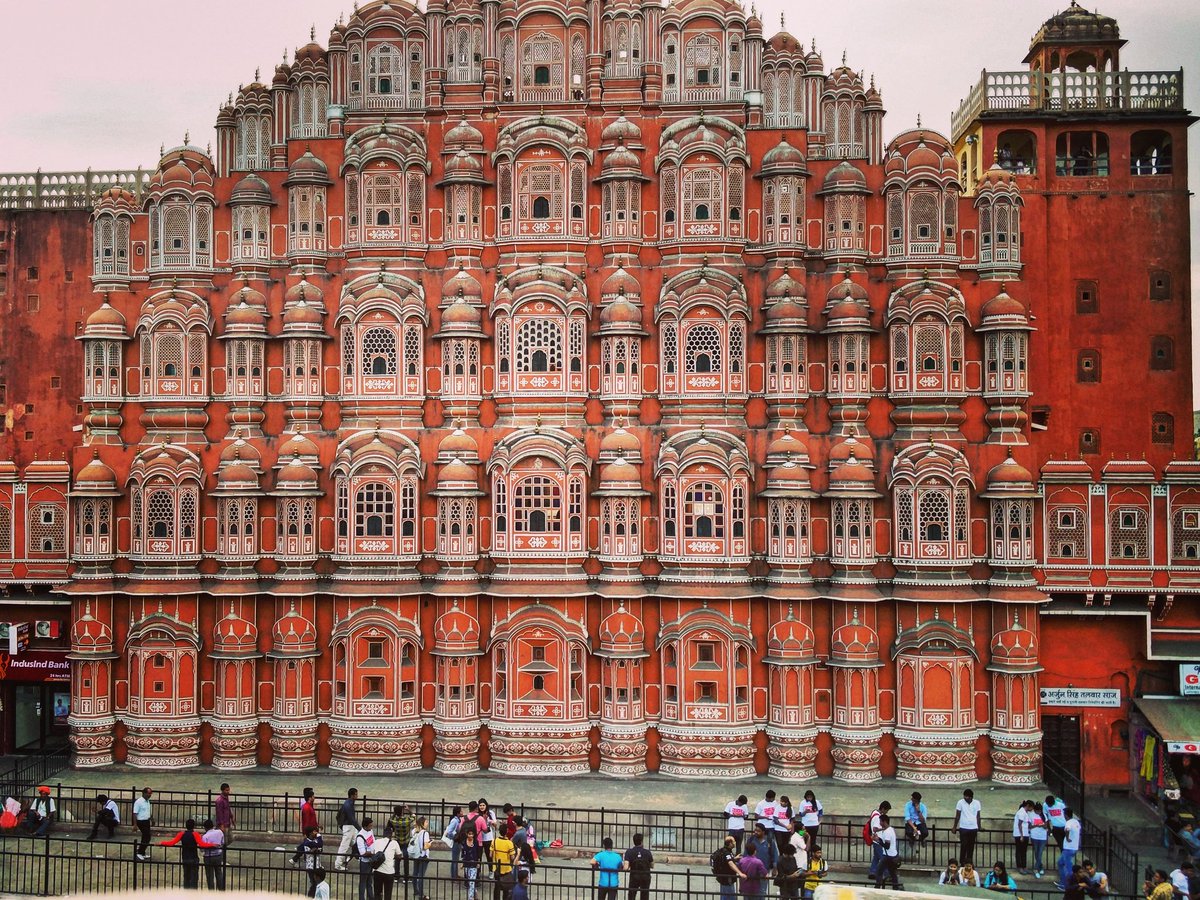 igerjaipur's tweet photo. Oneplus team @hawamahal #oneplusphotowalk #jaipur #artcafe https://t.co/Uao4LMsBjM