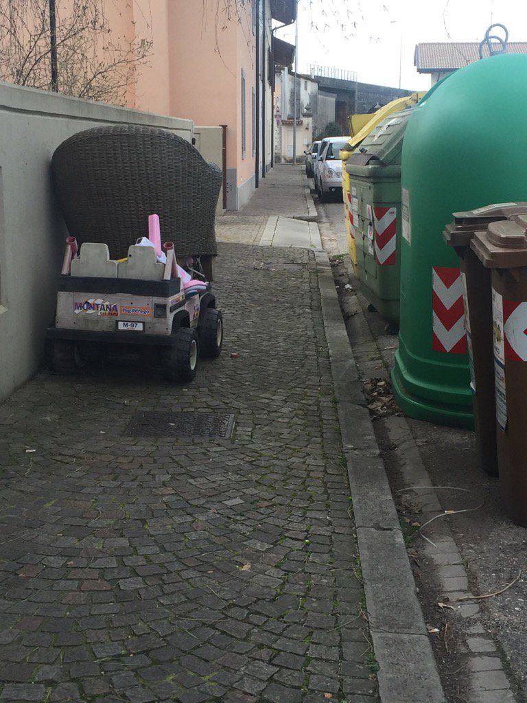 Incivili! Invece di andare nella piazzola ecologica buttano per strada <a href="/messveneto/">messaggeroveneto</a> <a href="/GiuliaZanello/">giulia zanello</a> <a href="/paolomosanghini/">Paolo Mosanghini</a>
