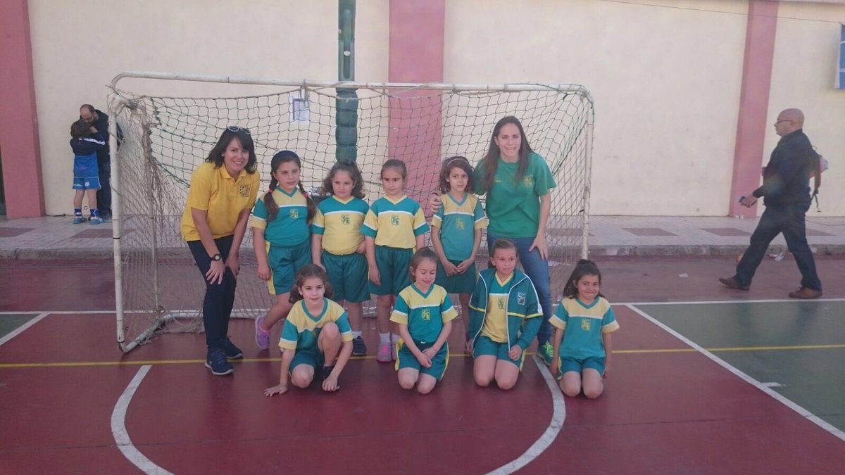cdpuertosol's tweet photo. En la concentración Benjamín de @FABM_Malaga celebrando el campeonato juvenil femenino @F_A_BM https://t.co/RM87MUGYID