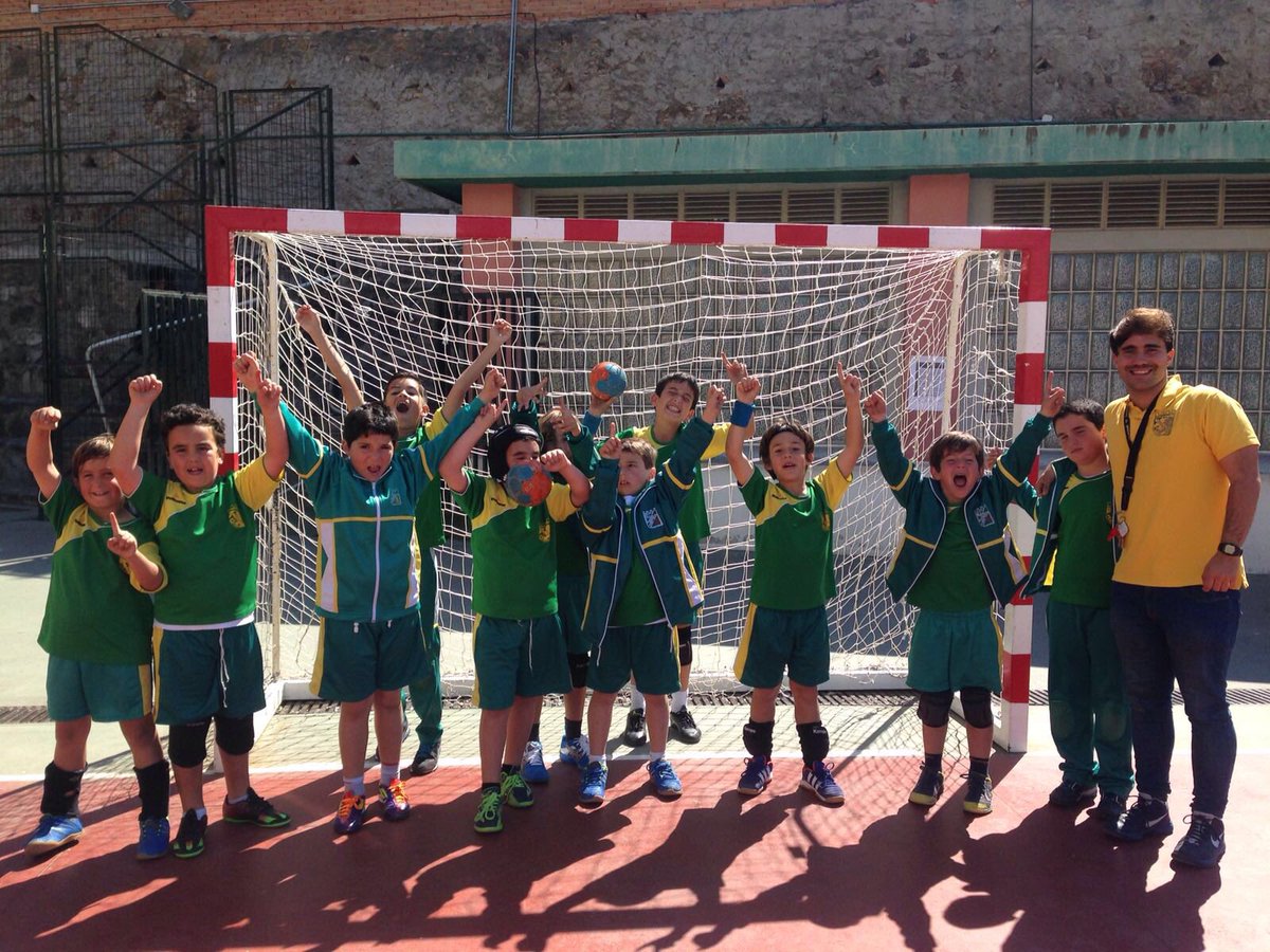 cdpuertosol's tweet photo. En la concentración Benjamín de @FABM_Malaga celebrando el campeonato juvenil femenino @F_A_BM https://t.co/RM87MUGYID