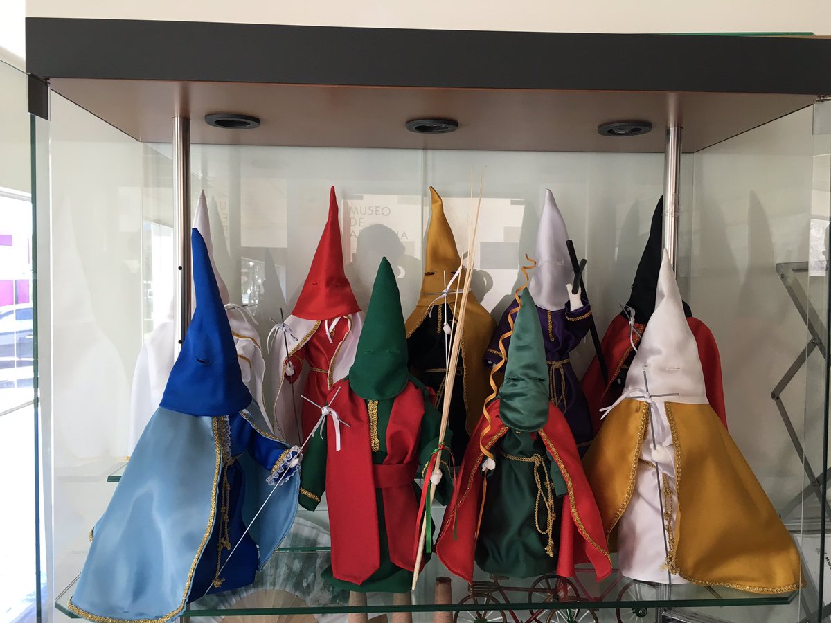 Luisa Gallego Banegas muestra en el @MuseoArchena miniaturas de las diferentes hermandades de nuestras cofradías.