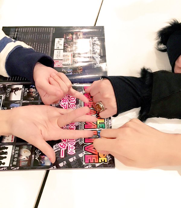 Vif_music's tweet photo. 【中の人の呟き】連載『BORN猟牙の月刊ヘッドバンギング』、Kraの景夕さん、ダウトの幸樹さん、SCREWの鋲さんとの対談後編を明日UPします！前編を再チェックしつつ、UPをお楽しみに！https://t.co/FIluOYUP02 https://t.co/I0PyqxytHd