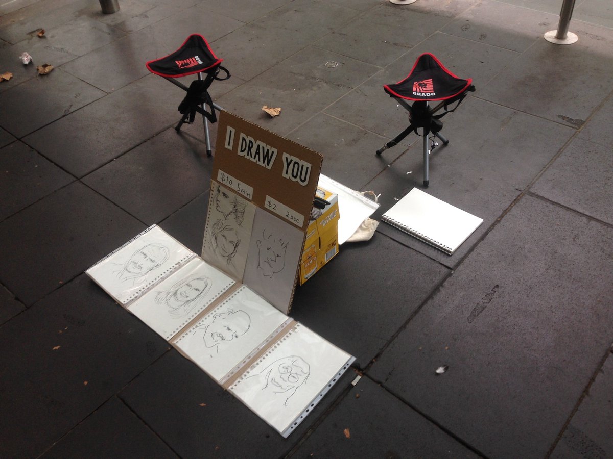 似顔絵描き、始めました。5分$10、2秒$2。
I started drawing a portrait on the street. 5min $10 ,2sec $2.