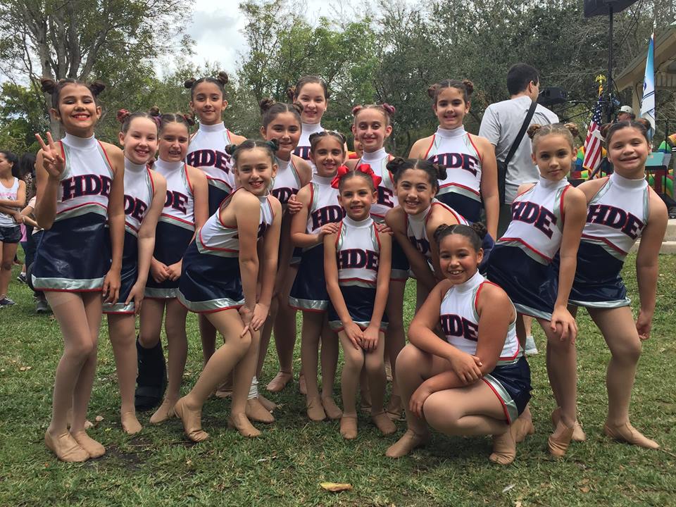 HowardDrivePTA's tweet photo. The Category 5 Dance Team at the Coral Reef Picnic! Great job! #HDECategory5 #dance #HDESchoolSpirit https://t.co/L398abUMPX