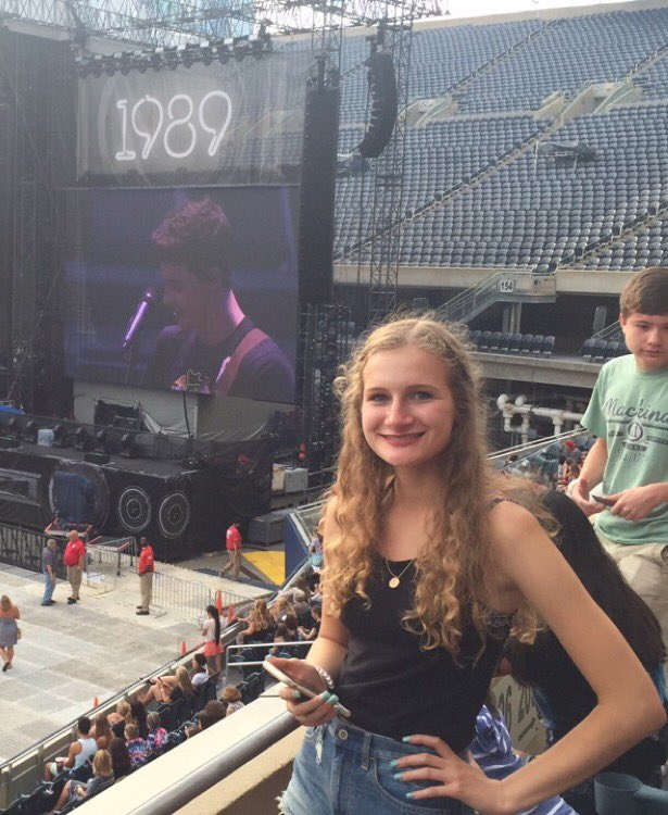 caeIynanne's tweet image. #2015Highlights going to shawn headlines and watching him open up for Taylor Swift ❤️