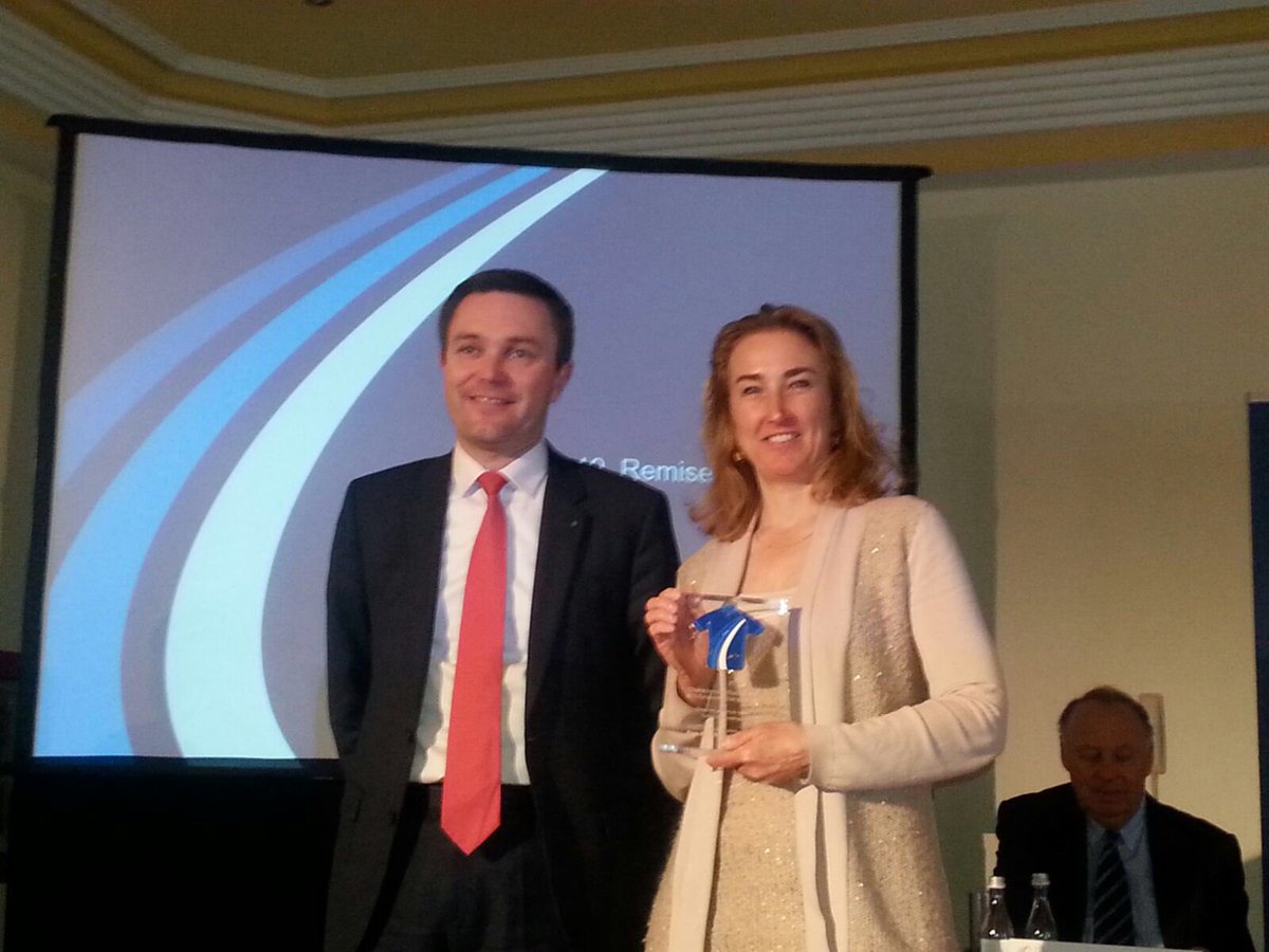 Bestuurslid Saskia Capello ontvangt een trophy voor de hoogste Europese ranking BMX en een voor alle disciplines.