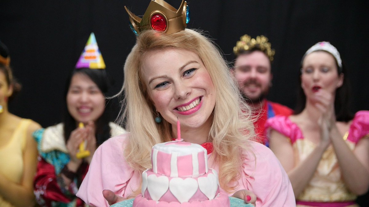 virginiemolina's tweet photo. "Ce soir c'est mon anniversaire" le clip : https://t.co/c9EoAznWB8 #virginiefaitsacuisine #youtubespacepar #youtube https://t.co/LbKrDh1ry0