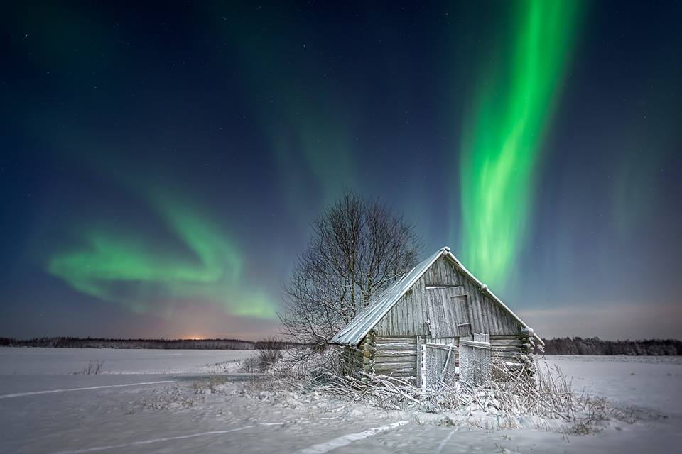 earthskyscience's tweet photo. Old barn under northern lights in Finnish Lapland. Photo by Risto Leskinen https://t.co/AxKfoDFwUo