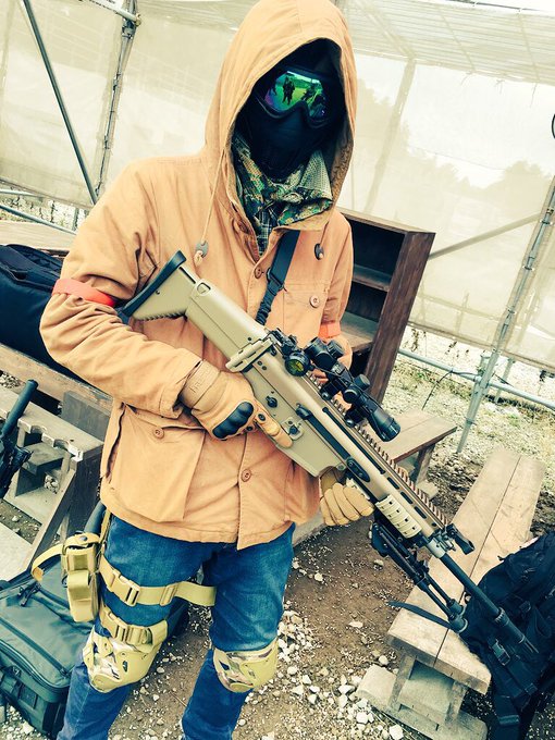 昨日初サバゲー参加だった、覺氏。この日のために買った次世代SCAR-Hを手に一言「重たいっす…」
軽いやつにしとけと言ったけど、やっぱり使いたいやつ買うのが一番だよね(  ˘ω˘ )でも重いと辛い… 