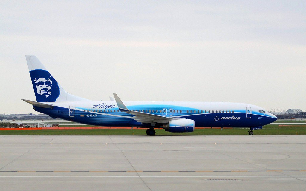 TravelLeisure's tweet image. See last night's #Eclipse2016 from the window of an @AlaskaAir plane: tandl.me/1ReTz9y