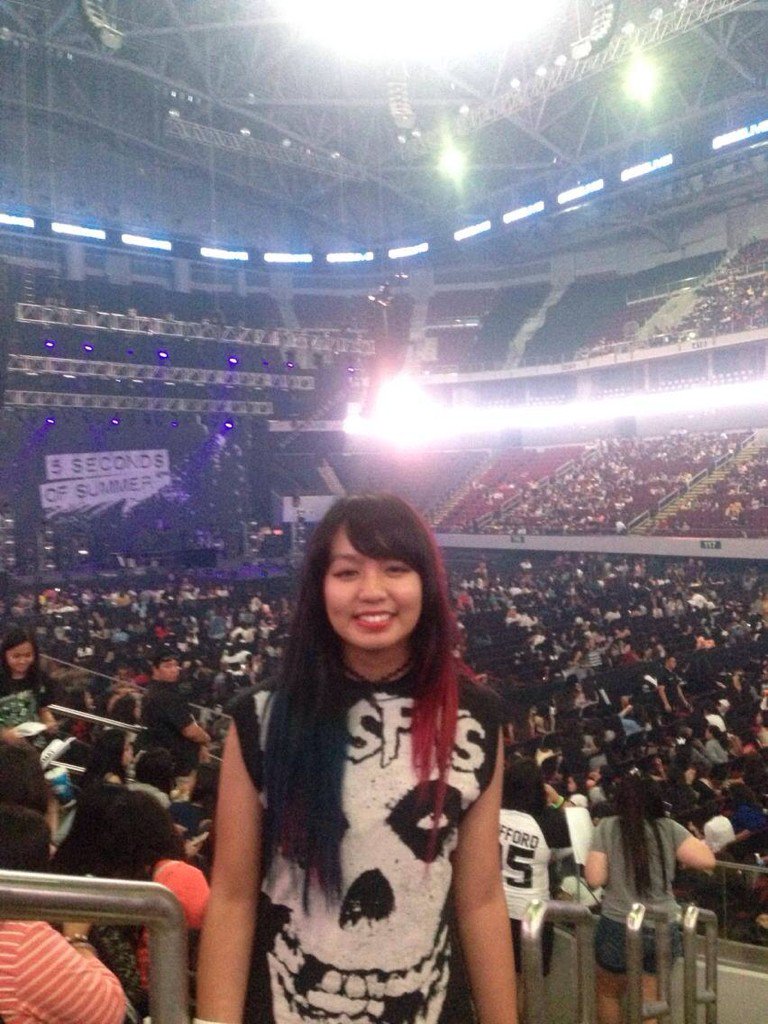 blackhairedpunk's tweet photo. BEST NIGHT OF MY LIFE AND ITS ALL BC OF YOU I LOVE YOU FCKING 5 SECONDS OF FCKING SUMMER @5SOS COME BACK PLEASE 😭💖😍 https://t.co/kf218cPKQ8