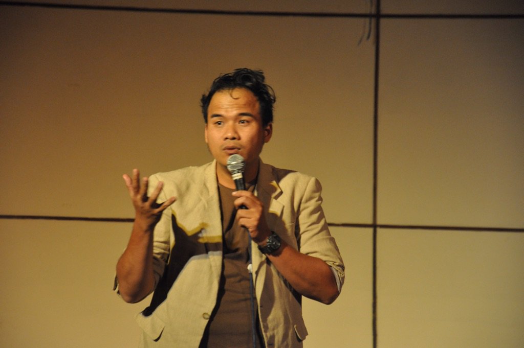 idhambangsa's tweet photo. Komika Indonesia pertama yang naik panggung cuma pake kaos kaki. Gokil!! @PenyiarPagi #ComedyAttacks https://t.co/DCvKUQNUqV