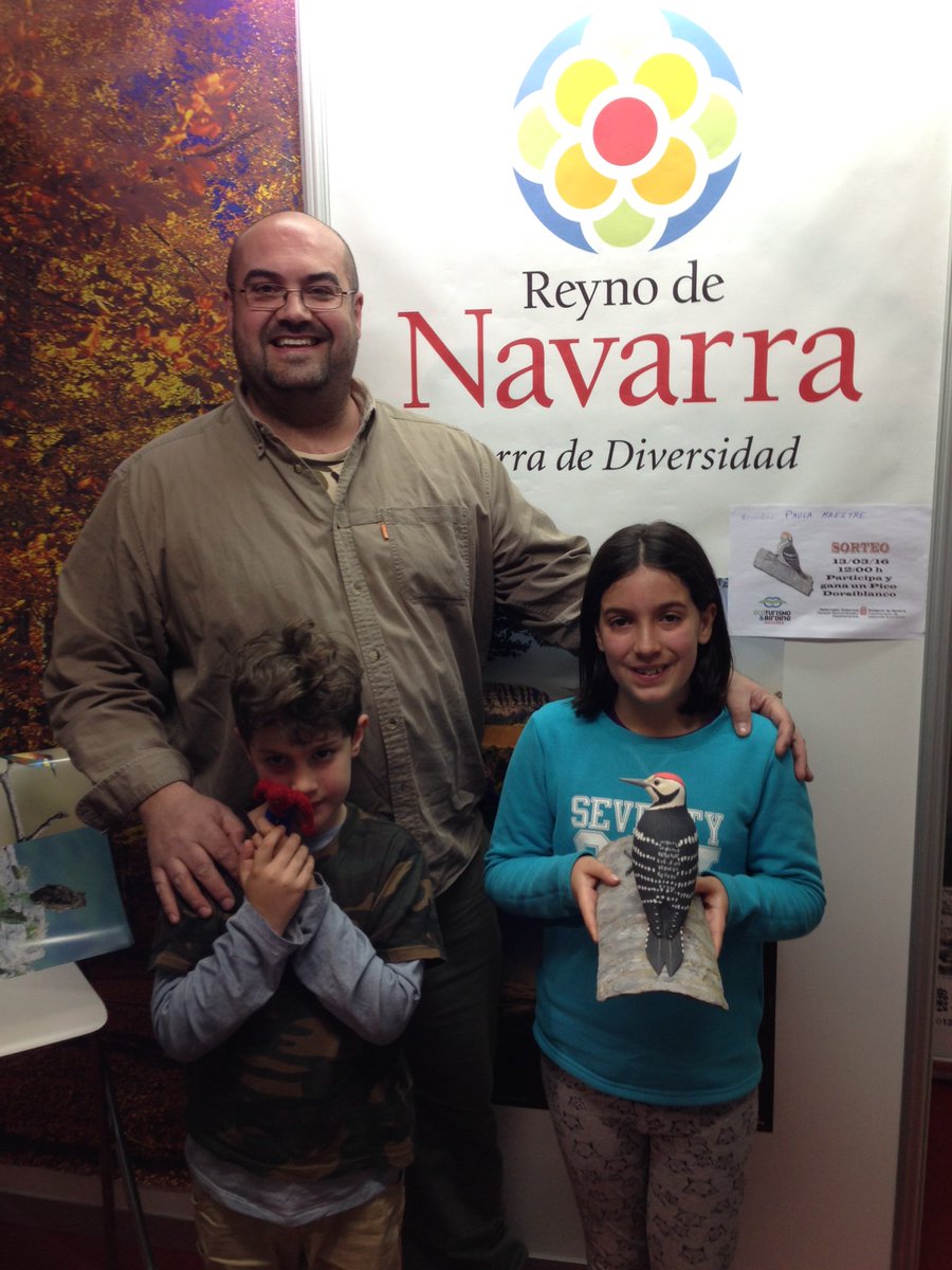 Julia Maestre y familia recogen premio sorteo pico dorsiblanco <a href="/BirdingNavarra/">Birding Navarra</a> en FIO 2016