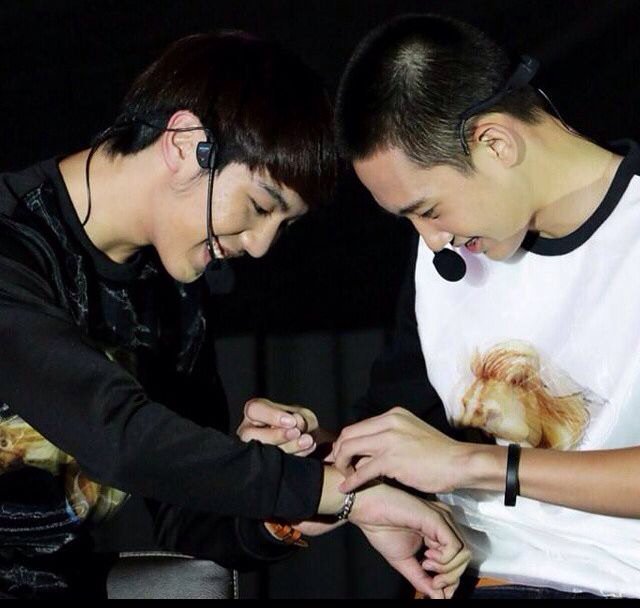 clumsyibo's tweet photo. 😍😍😍 ahhh i miss bromance moment #CaptainChonlathorn #WhiteWo #lovesicktheseries #dedeksiam https://t.co/n4VRTqTkpn