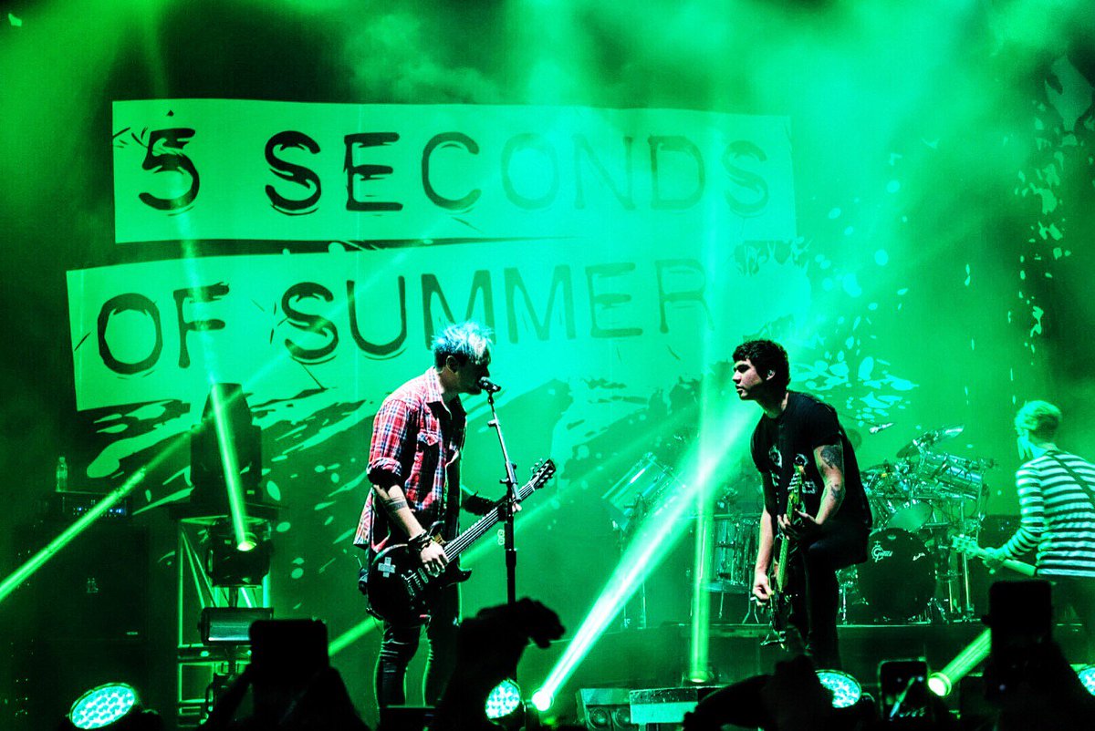 AbbieReal's tweet photo. Guitar v. Guitar #5SOS #Smart5SOS #Spinnr5SOS https://t.co/BL7p3NjPnM