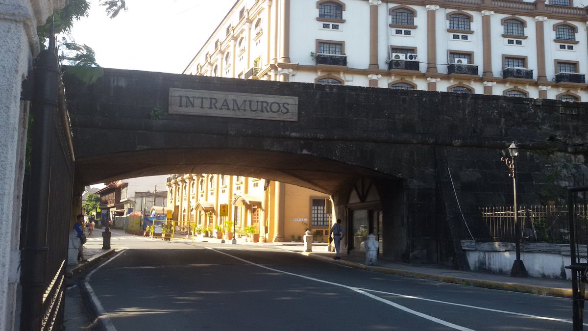 Bahkan tukang becak(re:tricycle) yg ada di intramuros (historical building) lancar bgt #30paspor <a href="/Rhenald_Kasali/">Rhenald Kasali</a>