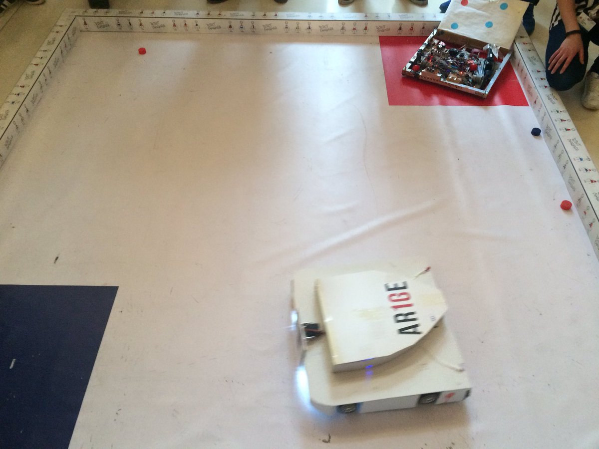 Not To Bee, ikinci oyununda Polonyali rakibi Zlomiarz'i 5-0'la gecti. 3 robotla finale dogru #RobotChallenge