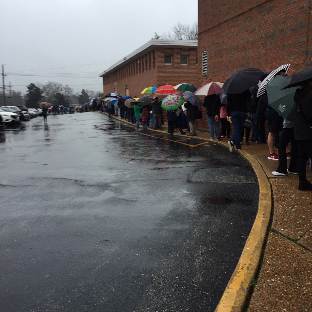 catlinzera's tweet photo. Thank you for coming to my hometown @BernieSanders #FeelTheBern #stl4bernie https://t.co/AqhKqiKdK2