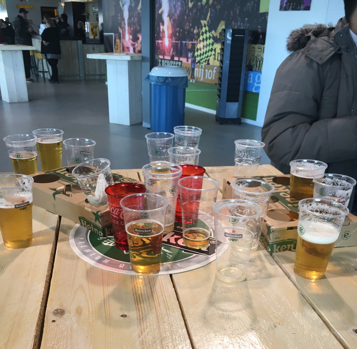 Marcel_VDS's tweet photo. "De hoogste tijd". Hazes schalt door de boxen in het supportershome. Bier is echter nog niet op... #awaydayproblems https://t.co/vBRosYsX4V