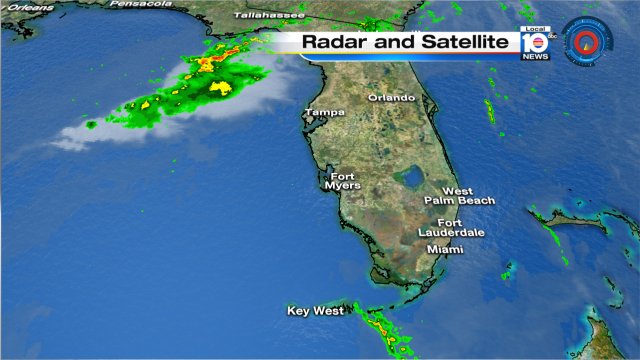 Showers are not out the question today as moisture is pumping back in and across South Florida! https://t.co/uqxCBQQa3X