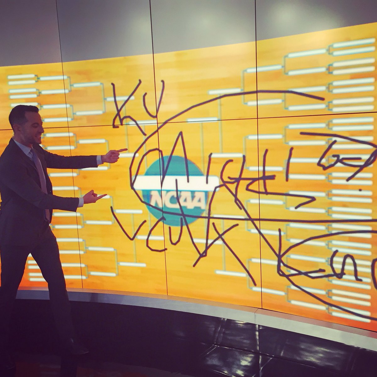 paulafaris's tweet photo. Great #MarchMadness bracket advice on @GMA @TonyReali! Now, can you interpret your handwriting? xo @espn https://t.co/IDTK8Lc27t