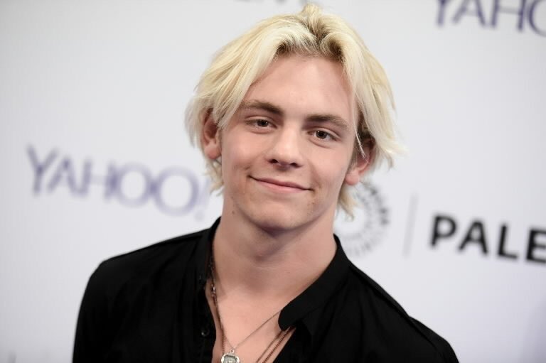 R5_Family's tweet photo. Congrats @rossR5 on winning favorite TV actor #KCAs ❤️ https://t.co/5APkjyWqaN