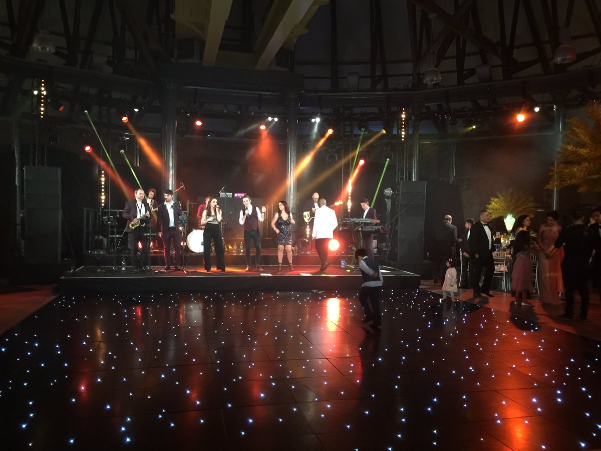 manj_sm's tweet photo. Pleasure working with the cream of the industry @PayalEventsUK @ToastTheBride #thewhitekeys @UVDTAJ #bangingevent https://t.co/bVQkrB3tyQ