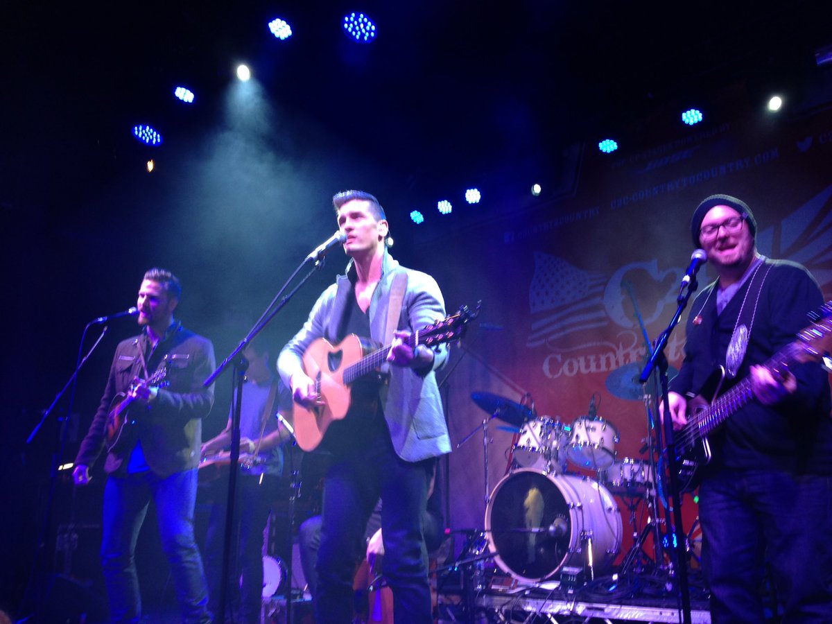 juleskerry_s's tweet photo. @HIGHVALLEY on stage at #brooklynbowl @C2Cfestival  absolutely brilliant! https://t.co/rFUl2tcfI4