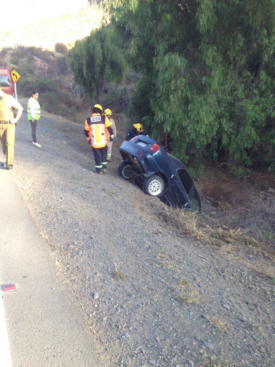 bomberosalamanc's tweet photo. bomberos Salamanca trabaja en rescate de persona por caída de vehículo a canal sector el boldo.unidad R-1 https://t.co/dcIaIL6sUW