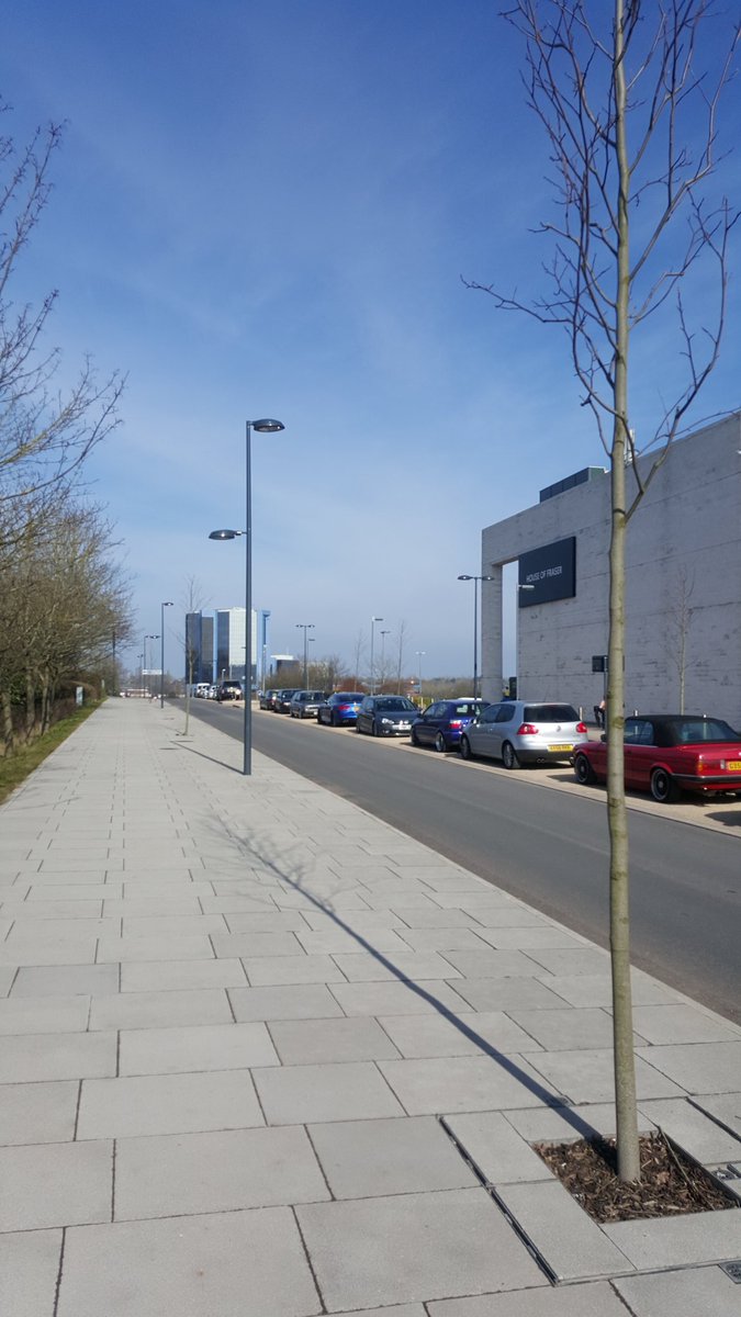 Ed_Pritch91's tweet photo. @telfordlive @TelfordWrekin Unacceptable place to park how incompetent are some people #ShouldNOTBeDriving https://t.co/qWD9Z2u6Fc