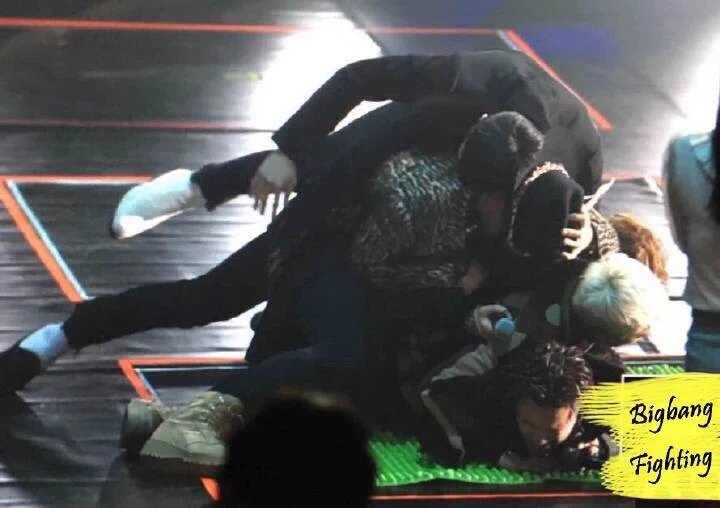BBROYALTEAS's tweet photo. DAE is the only one who haven't experience to be on the top of BIGBANG BURGER 😂 https://t.co/KjBH0XtpBI