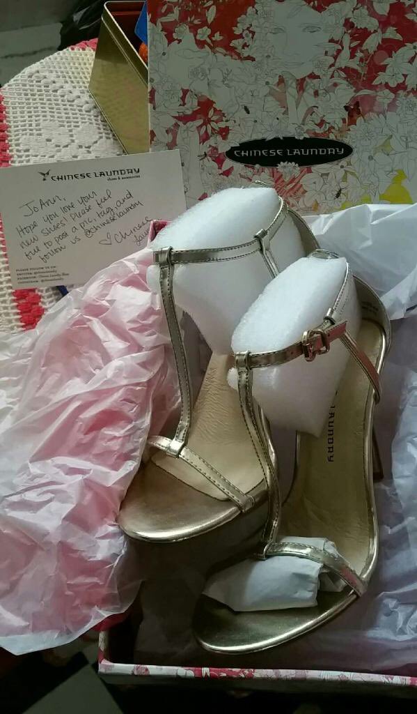 JoRiker's tweet photo. @LoriLeal1 @ChineseLaundry I got the gold ones :) we are truly ready to hit the red carpet #leoftw #Oscars2016 https://t.co/4TvTp0Emj5
