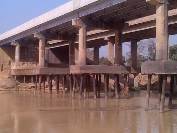 Fareed_lz's tweet photo. This is the situation @ Tamburawa bridge,address it now,else a disaster is imminent @GovUmarGanduje @dawisu https://t.co/0wtzU14Ulk