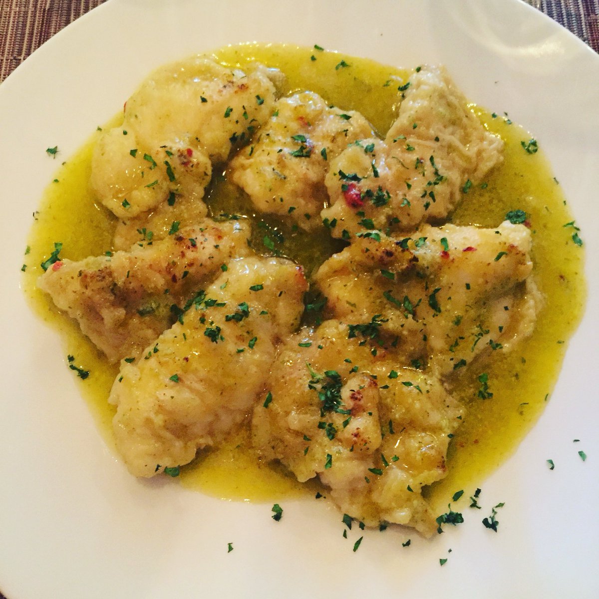 Nuestro plato de hoy, cocochas de bacalao en salsa verde! 
#Larayua #restaurantesmadrid #cocidomadrileño