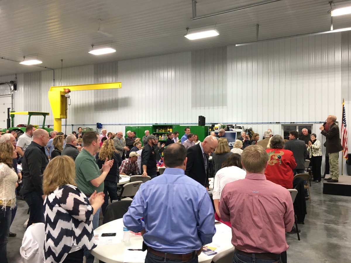 JohnMShimkus's tweet photo. Thx to Governor Rauner for speaking on my behalf at the Moultrie County Lincoln Day Dinner last night. Great crowd! https://t.co/8Lb1BcDHhx