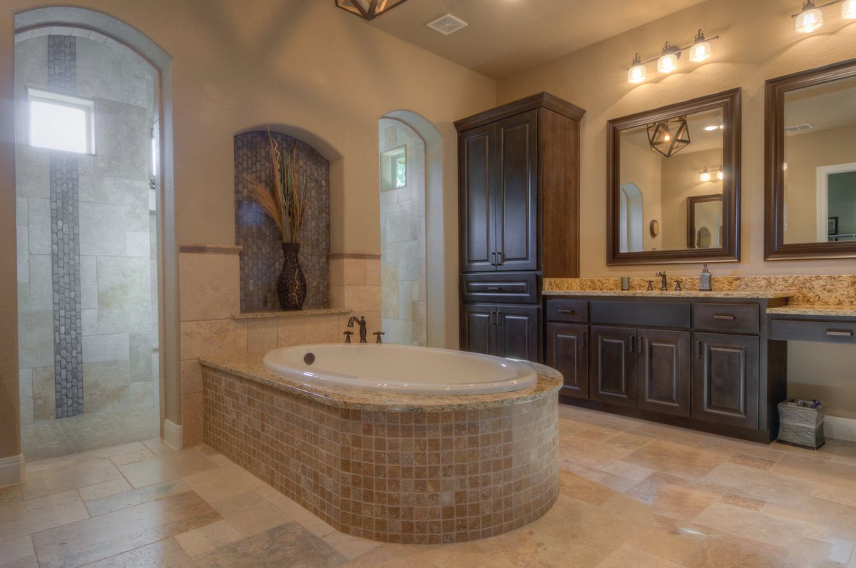 StoneCreekTx's tweet photo. Wouldn't you rather be spending your Sunday here - with bubbles?! #mystonecreekhome #luxurybath #sahome #custom https://t.co/hg21h9ezzO