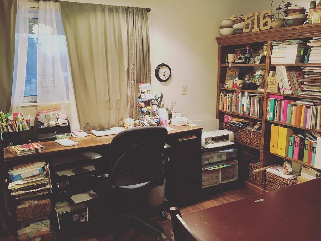 fivesixteenths's tweet image. This only lasted about 15 seconds 😂😂😂 but man I love a tidy office. #planningspace #craftr… ift.tt/1pgWH8f