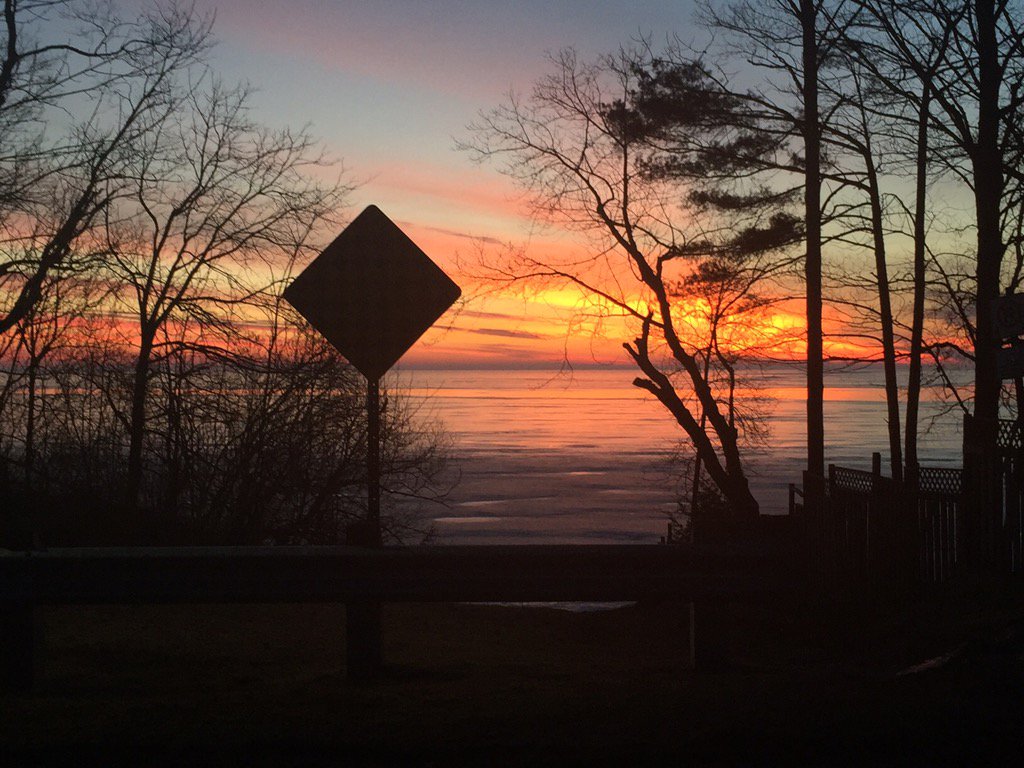 suesgambati's tweet photo. Stunning #sunrise #LakeSimcoe https://t.co/vvQCHPDZcJ