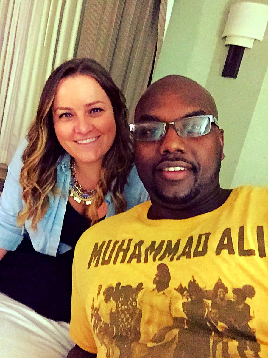BigEasyLofton's tweet image. Hanging with the Wife! She got that Prego Glow going!! @rootsoffight rockin the Ali! Back in Atl game @ 1 #hookshot